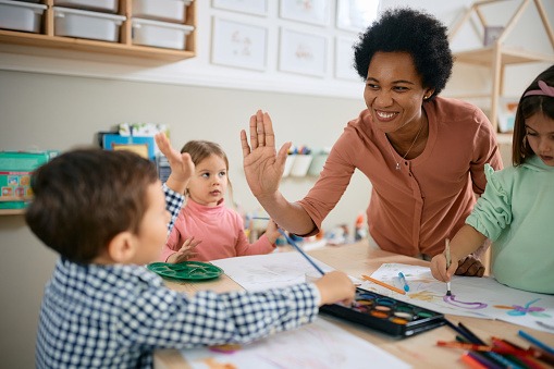 Auxiliar de Sala – Cuidador Escolar 